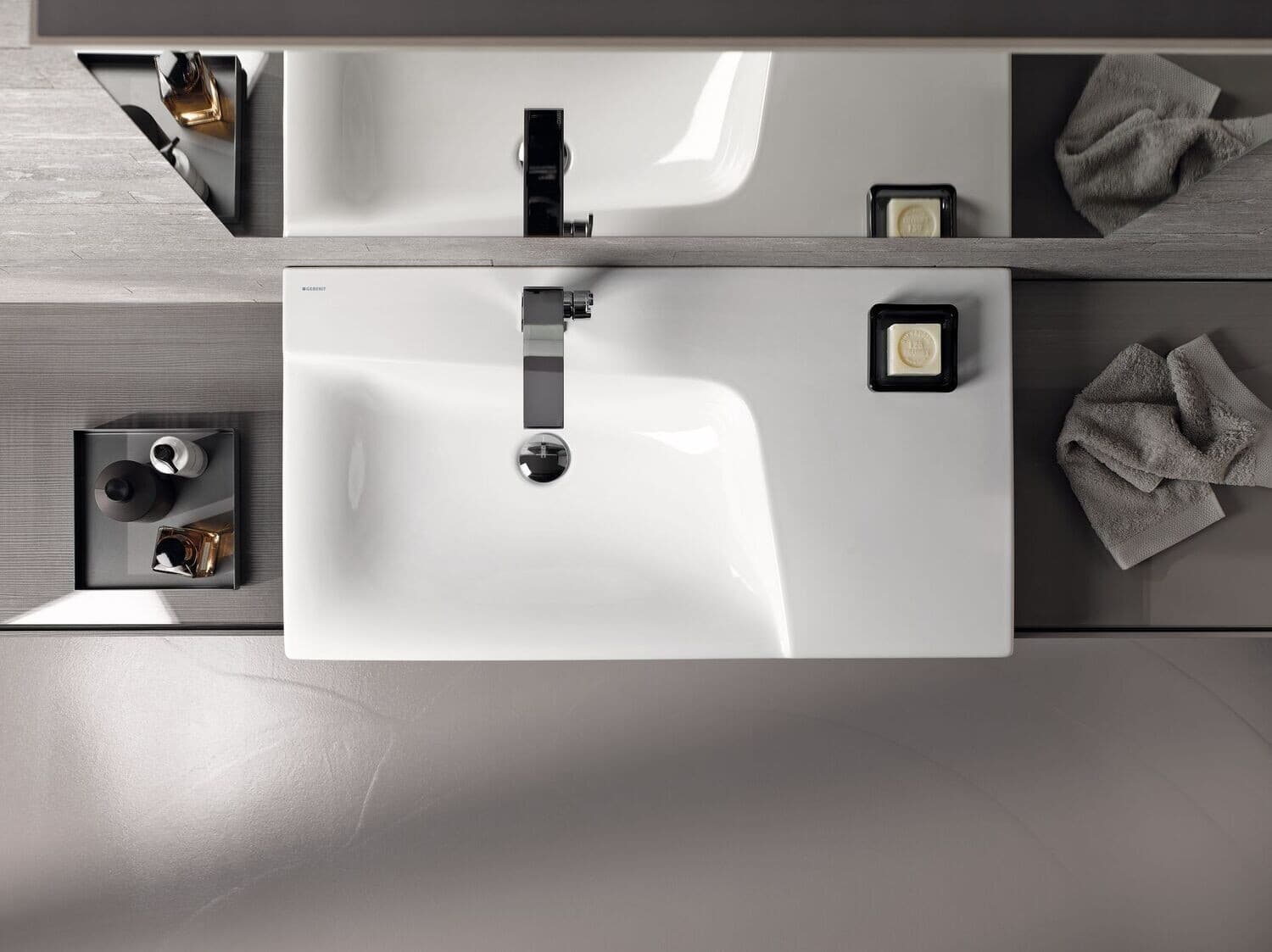 Plan-vasque Geberit Xeno² 90 cm avec espace de rangement à droite