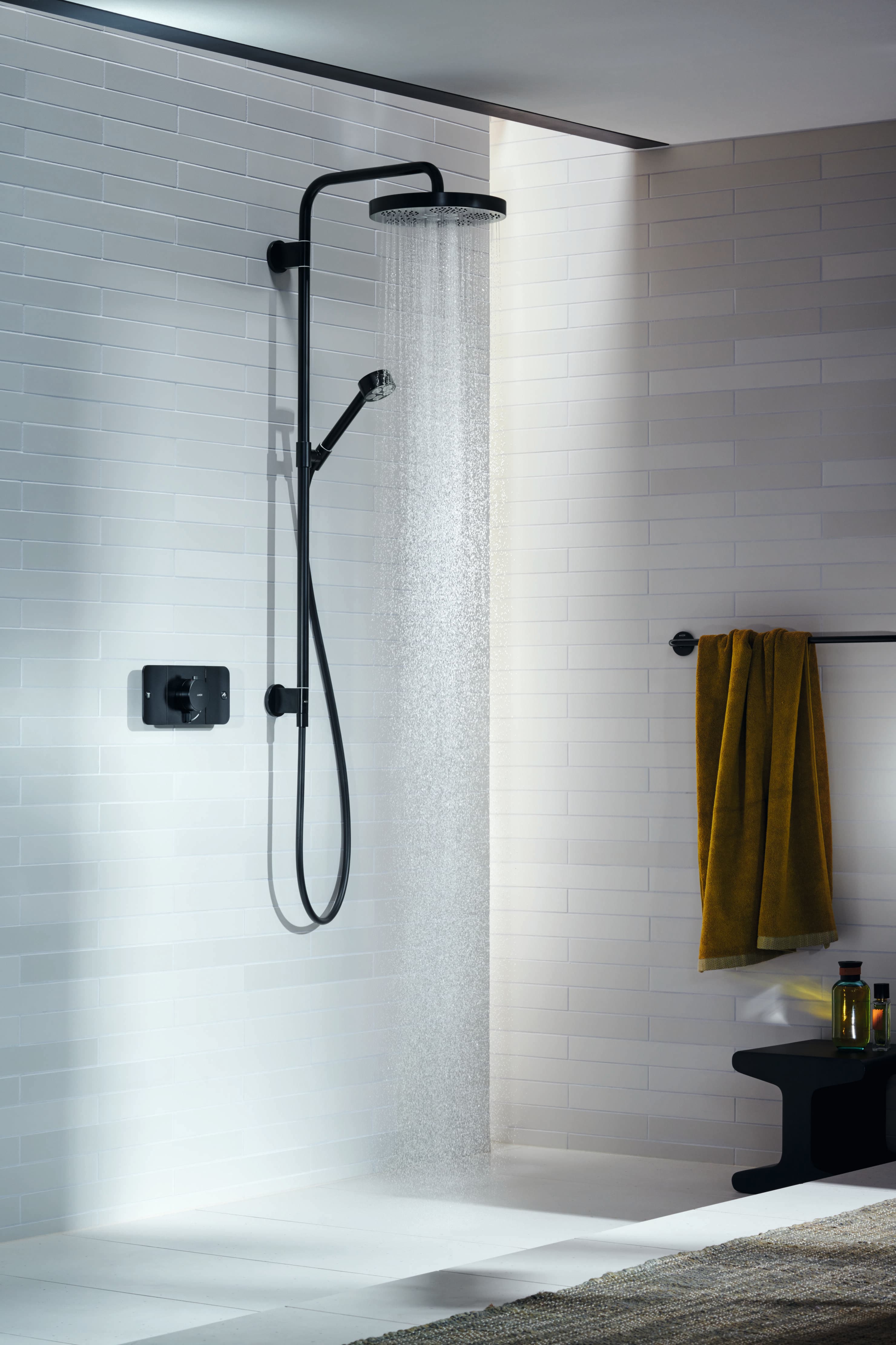 Colonne de douche AXOR One avec douche de tête 280 pour installation encastrée en noir mat - vue 4