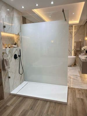Paroi de douche Innovativ en verre trempé (Securit) d'épaisseur 8 mm avec pinces et barre raidisseur en acier inoxydable chromé