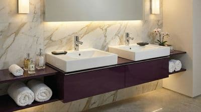 Meuble bas Geberit / Keramag iCon avec deux lavabos Keramag iCon 50 cm avec deux tiroirs et espace de rangement en rouge bordeaux