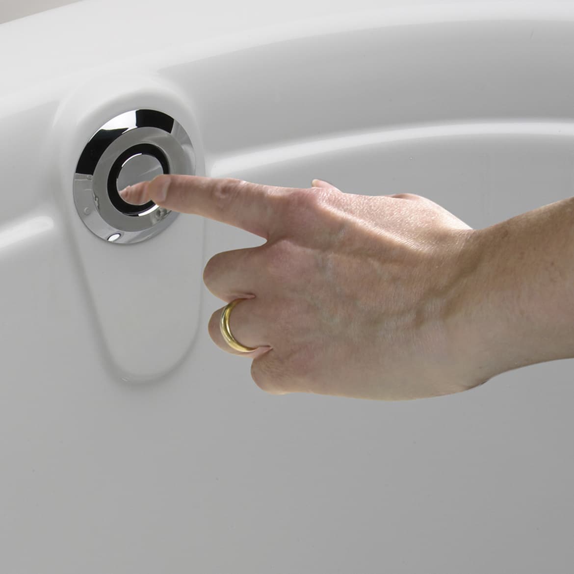 Vidage de baignoire Geberit à déclenchement par pression PushControl (diamètre 52 mm) avec kit de finition et coude de raccordement - vue 3